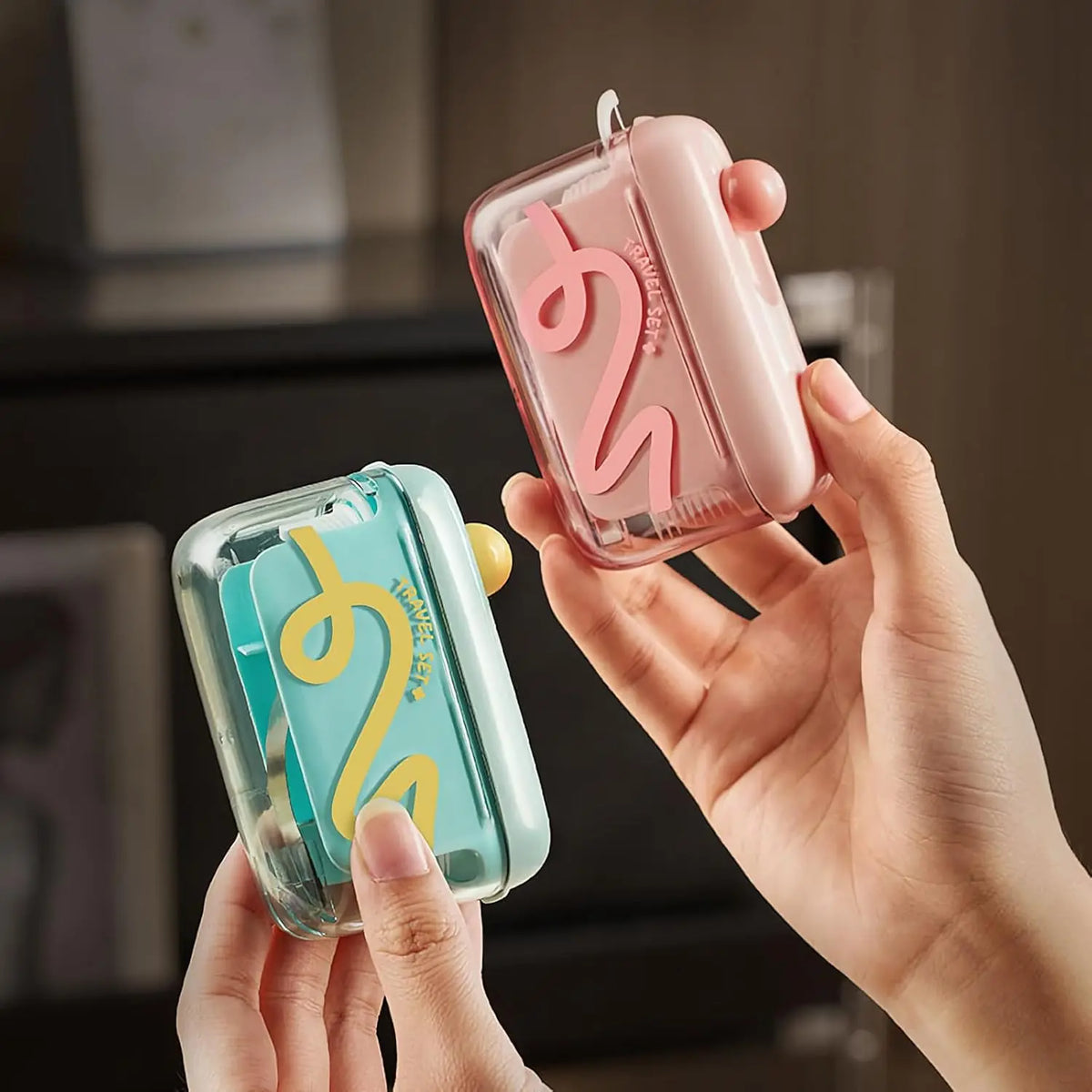 Étui de rangement format voyage - doté d’un distributeur automatique relevable, portable et rechargeable