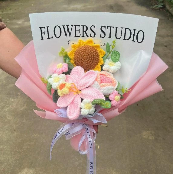 🌺 Bouquet de lys, roses et tulipes au crochet rose