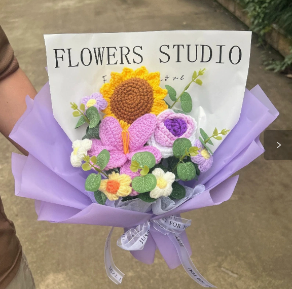 🌺 Bouquet de lys, roses et tulipes au crochet rose