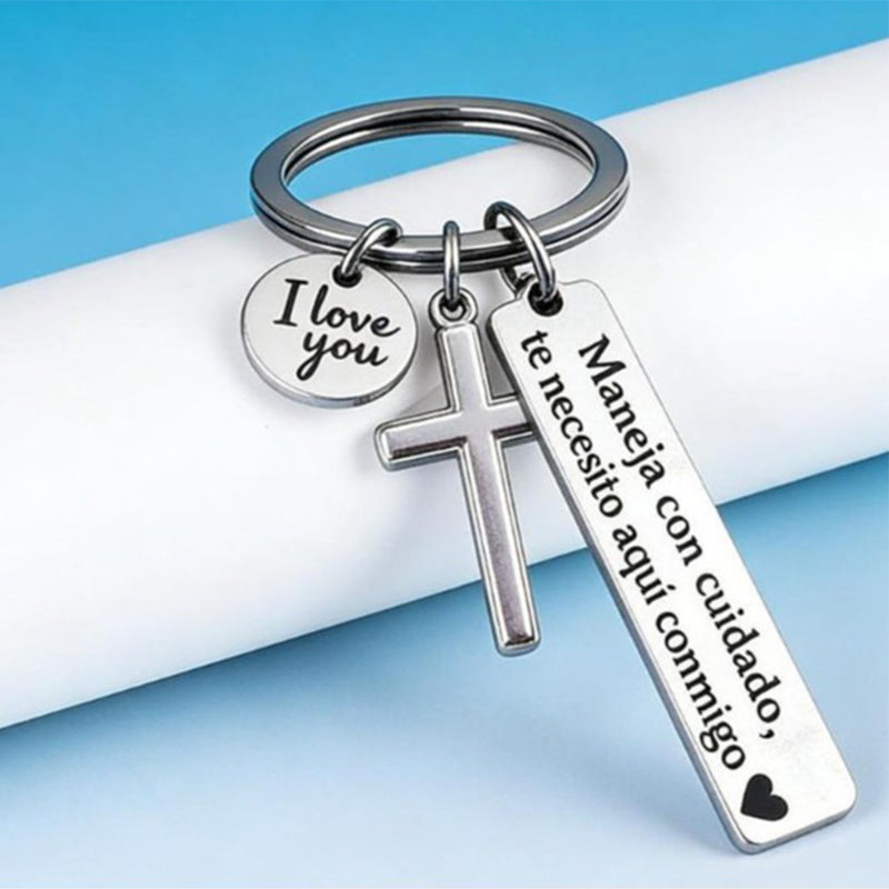 Porte-clés croix en acier inoxydable avec message de prudence à la route