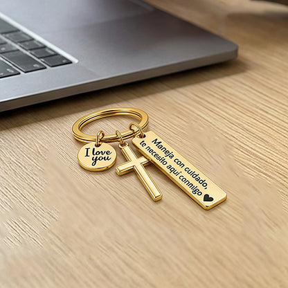 Porte-clés croix en acier inoxydable avec message de prudence à la route