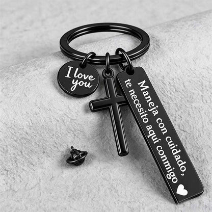 Porte-clés croix en acier inoxydable avec message de prudence à la route