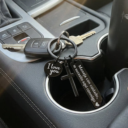 Porte-clés croix en acier inoxydable avec message de prudence à la route